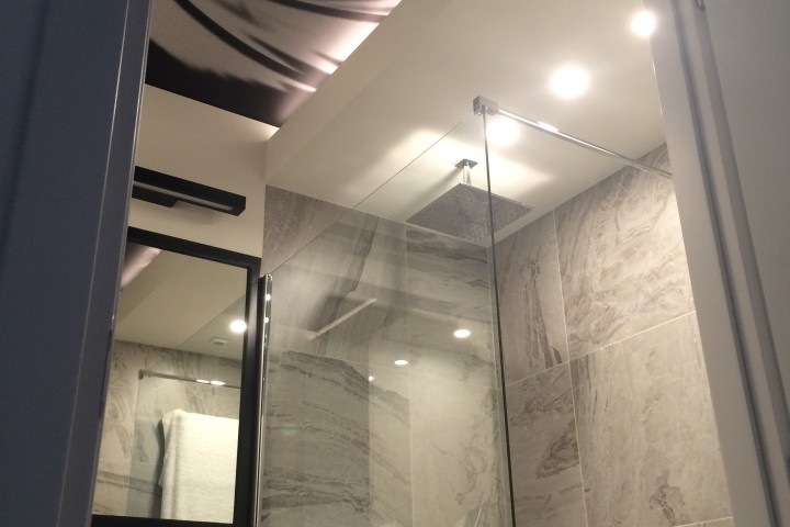 Łazienka z lustrem kabina prysznicowa